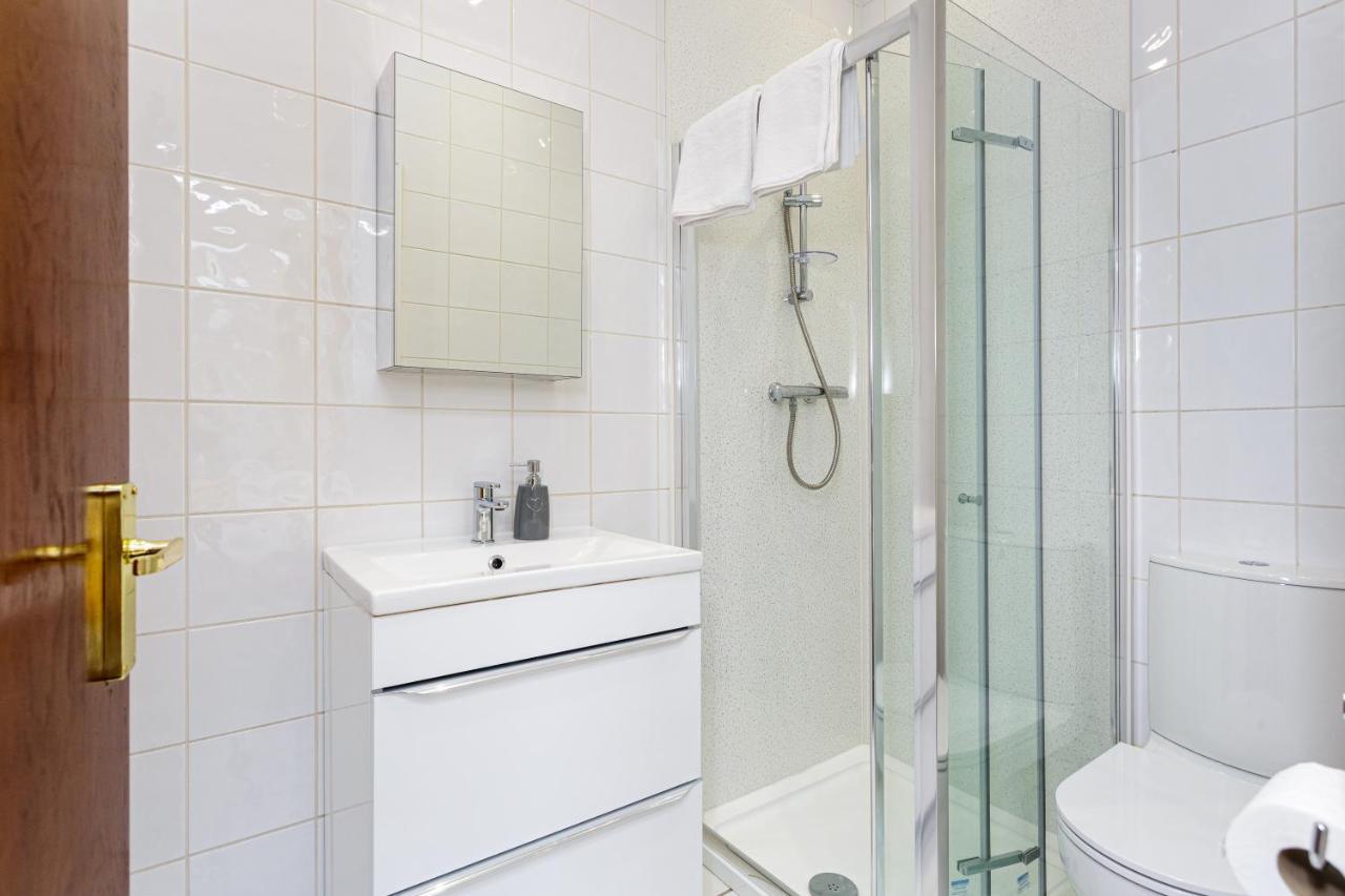 Luxury Granada Apartments - 1 & 2 Bed Flats W Free Parking Perfect For Contractors, Students Near The Beach Портсмът Стая снимка